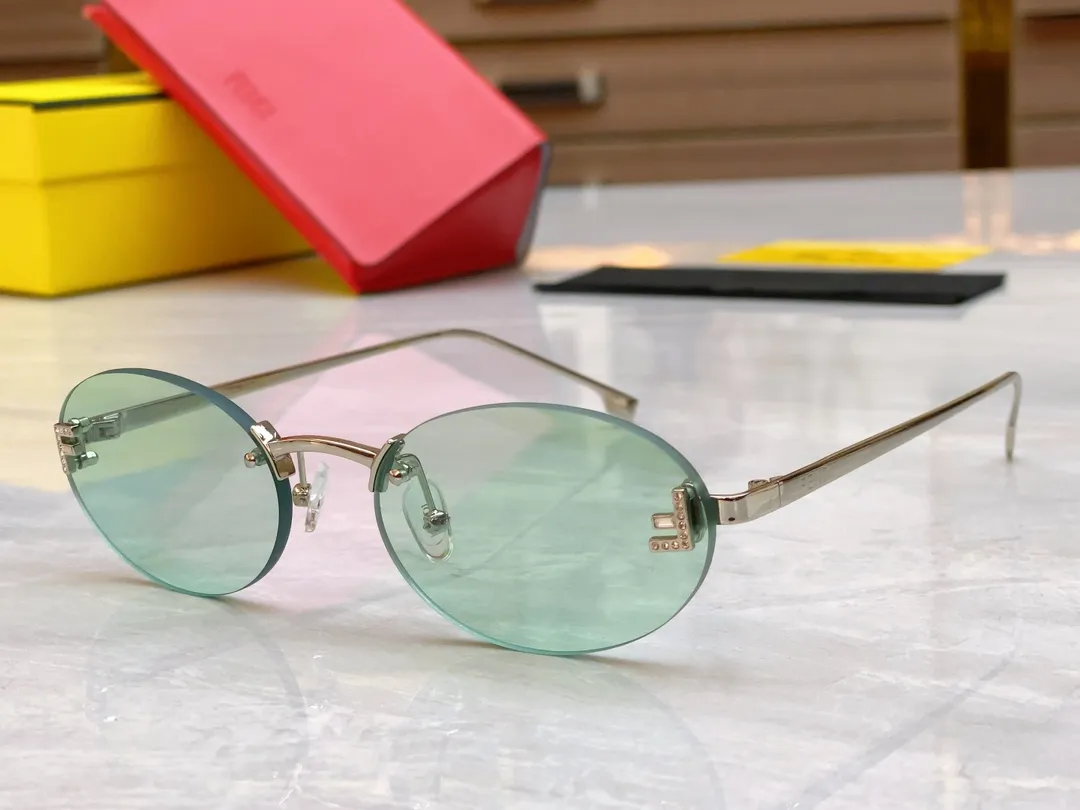 FENDI ゴールドリムグレーサングラスFE4075US - 画像 (3)