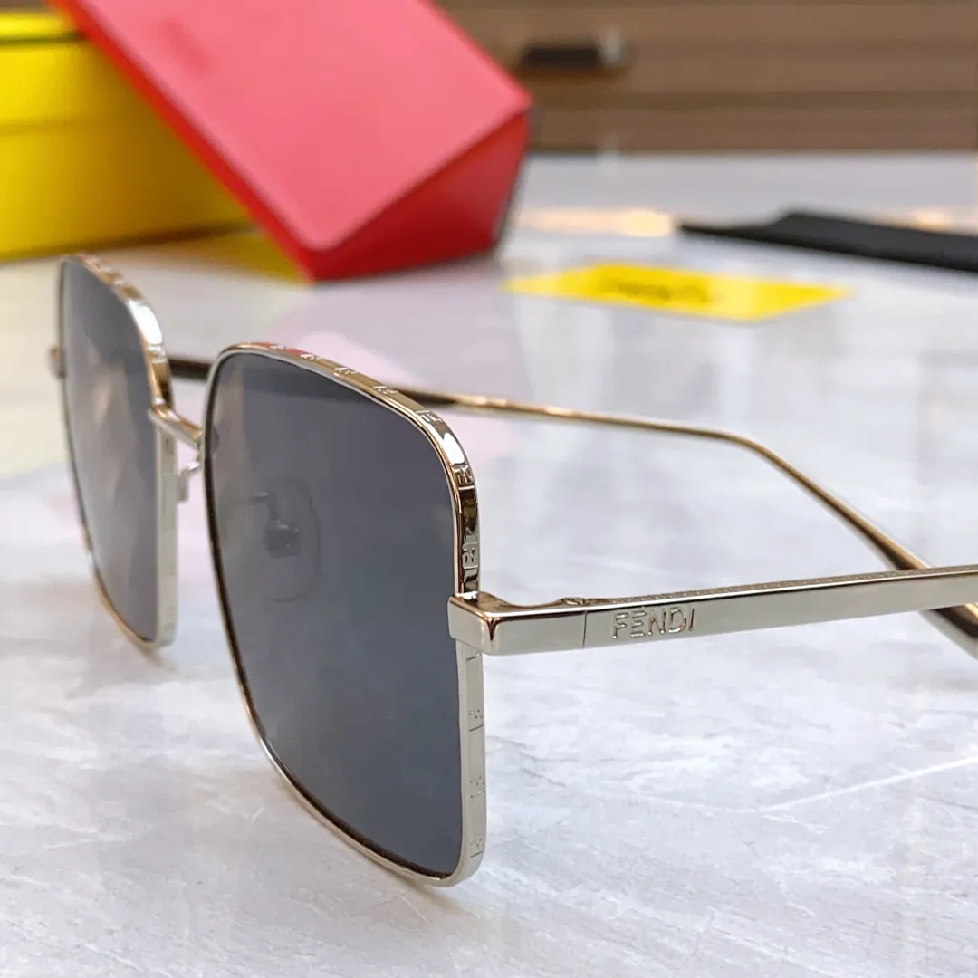 FENDI ゴールドカラーサングラスモデルFE50063 - 画像 (9)