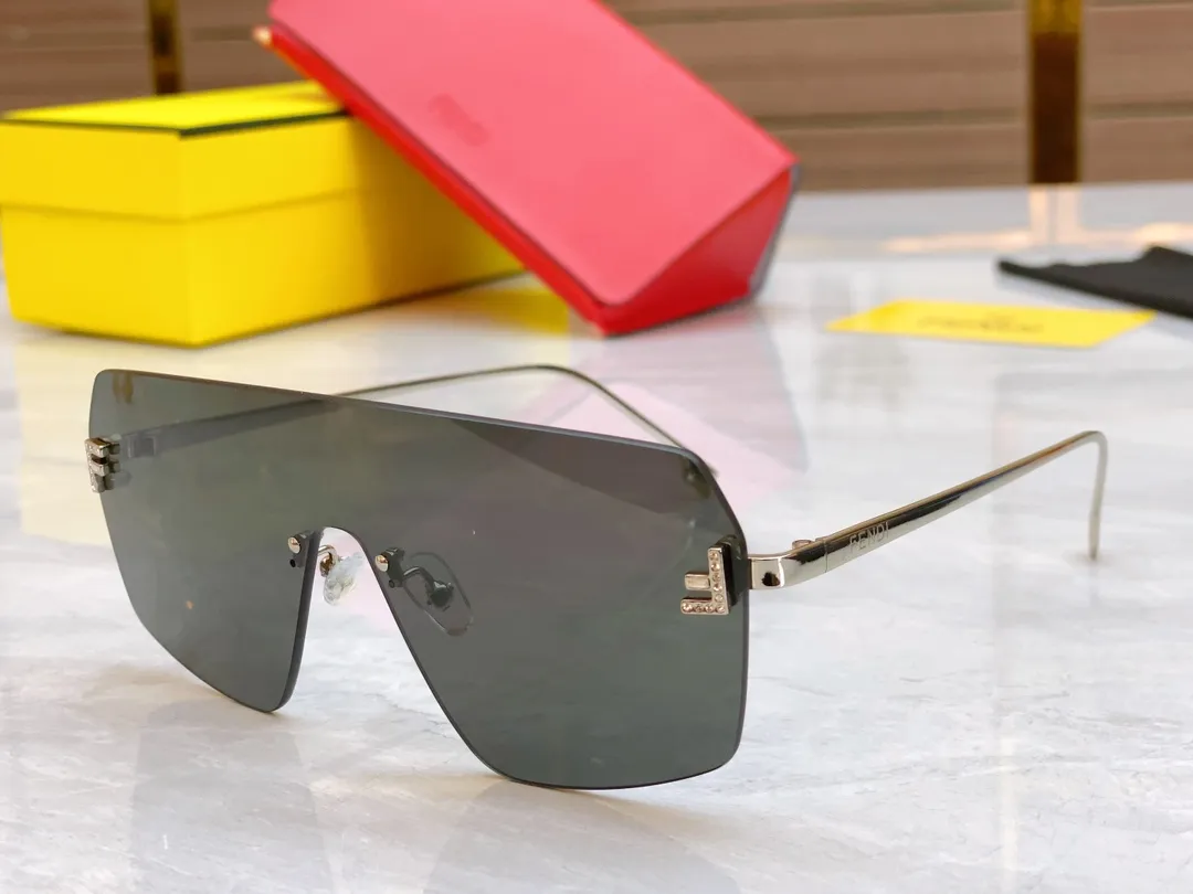 FENDI ゴールドカラーサングラスモデルFE4121US - 画像 (3)