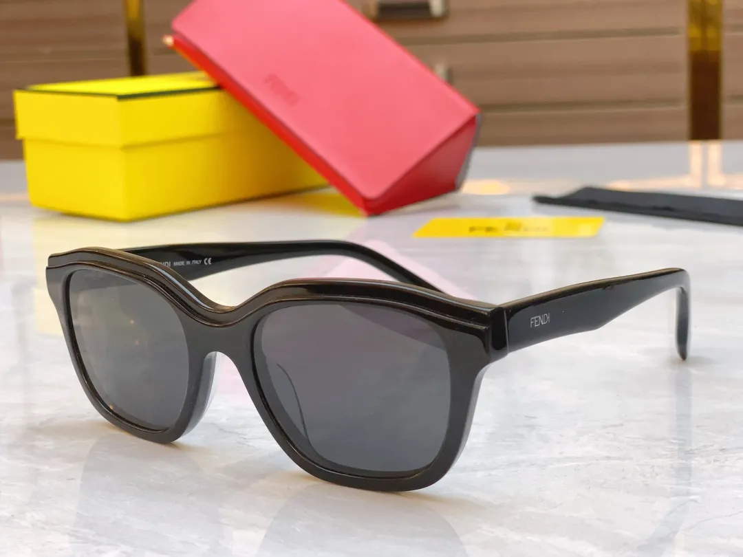 FENDI 新款黒色サングラスモデルFE40077U