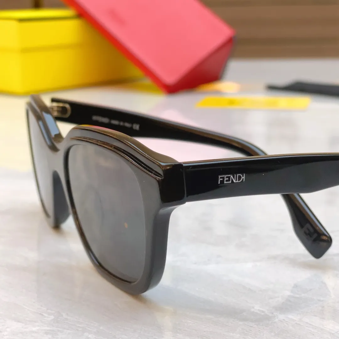 FENDI 新款黒色サングラスモデルFE40077U - 画像 (8)