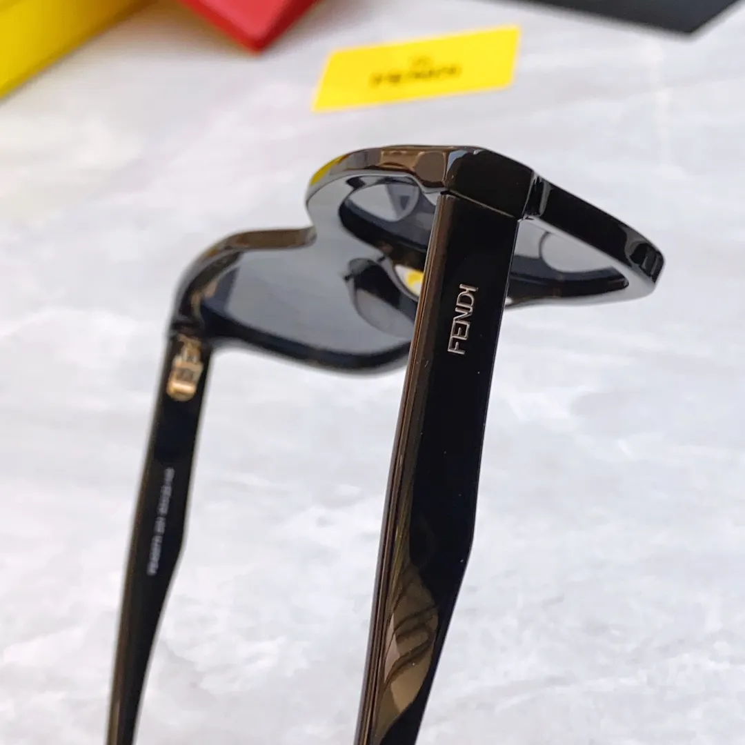 FENDI 新款黒色サングラスモデルFE40077U - 画像 (10)