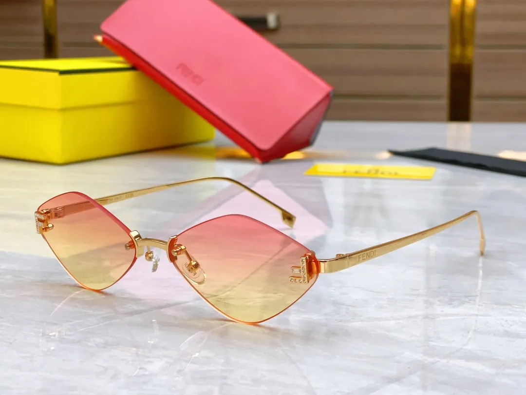 FENDI ゴールドカラーサングラス FE 4085 - 画像 (3)