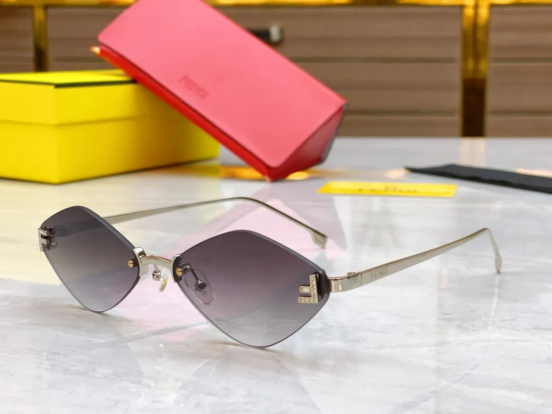 FENDI ゴールドカラーサングラス FE 4085 - 画像 (5)