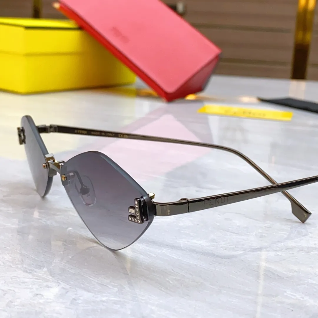 FENDI ゴールドカラーサングラス FE 4085 - 画像 (8)