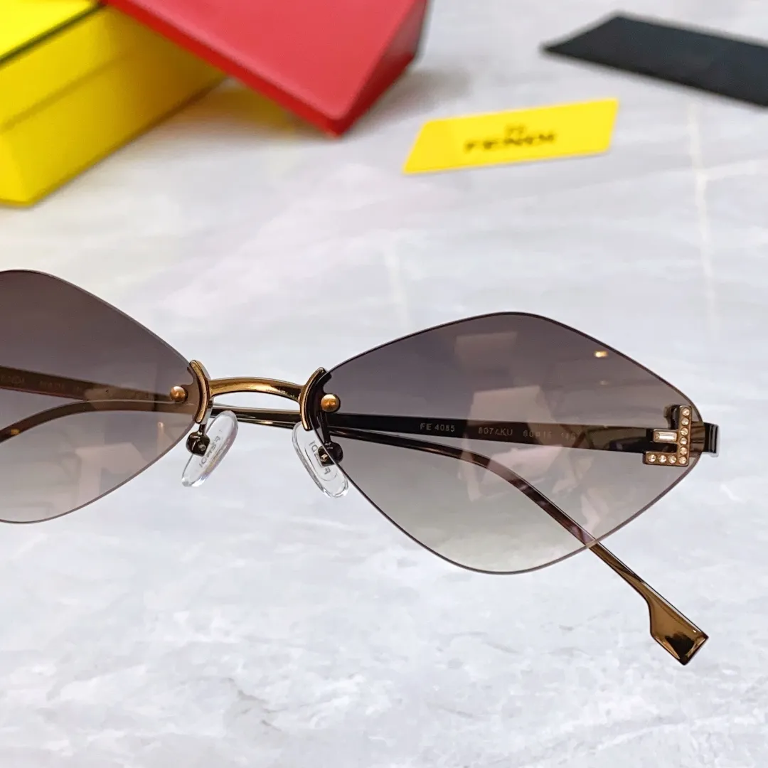 FENDI ゴールドカラーサングラス FE 4085 - 画像 (9)