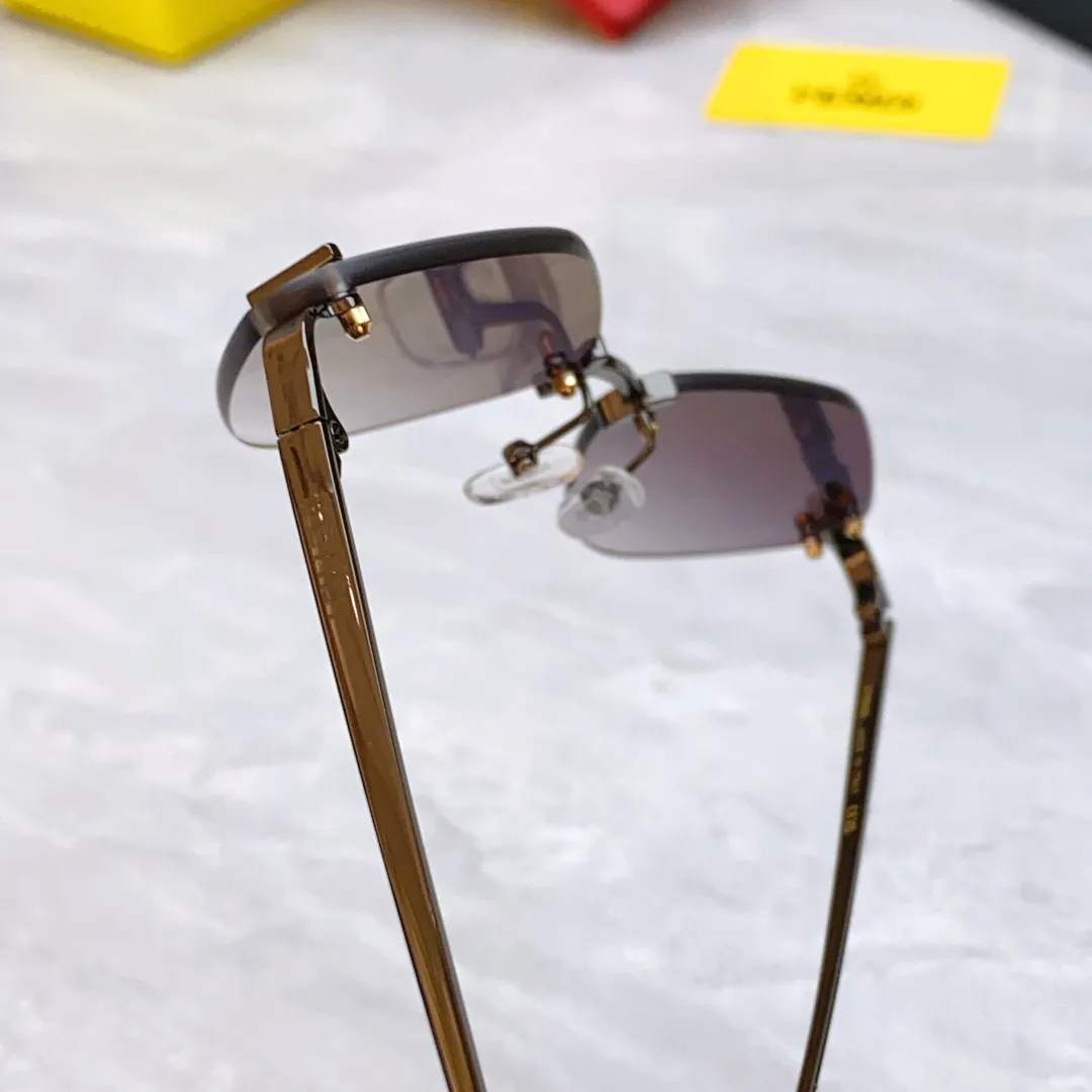 FENDI ゴールドカラーサングラス FE 4085 - 画像 (10)