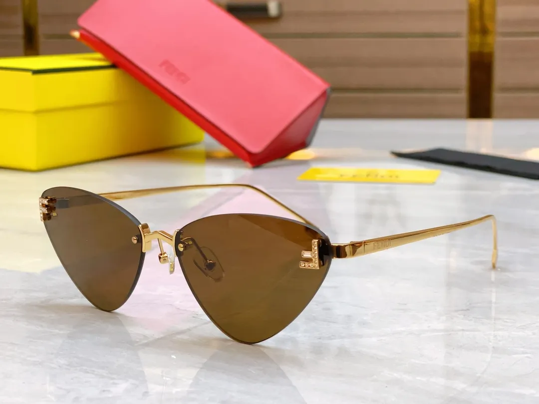 FENDI ゴールドリムグレーサングラスモデルFE4086 - 画像 (3)