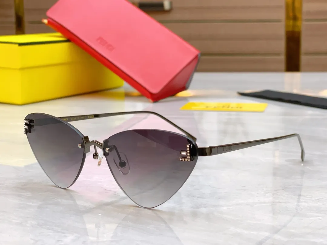 FENDI ゴールドリムグレーサングラスモデルFE4086 - 画像 (4)