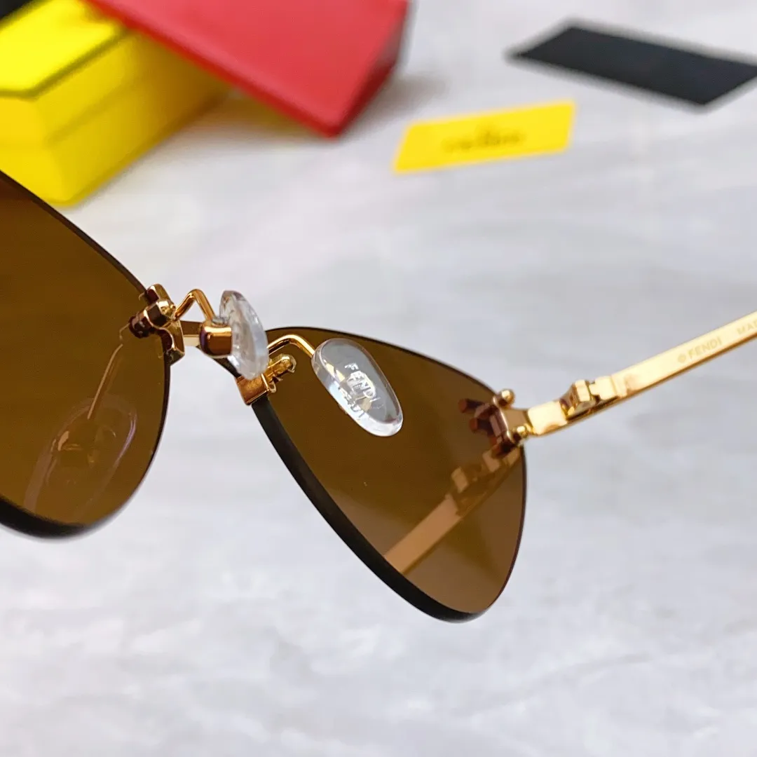 FENDI ゴールドリムグレーサングラスモデルFE4086 - 画像 (9)