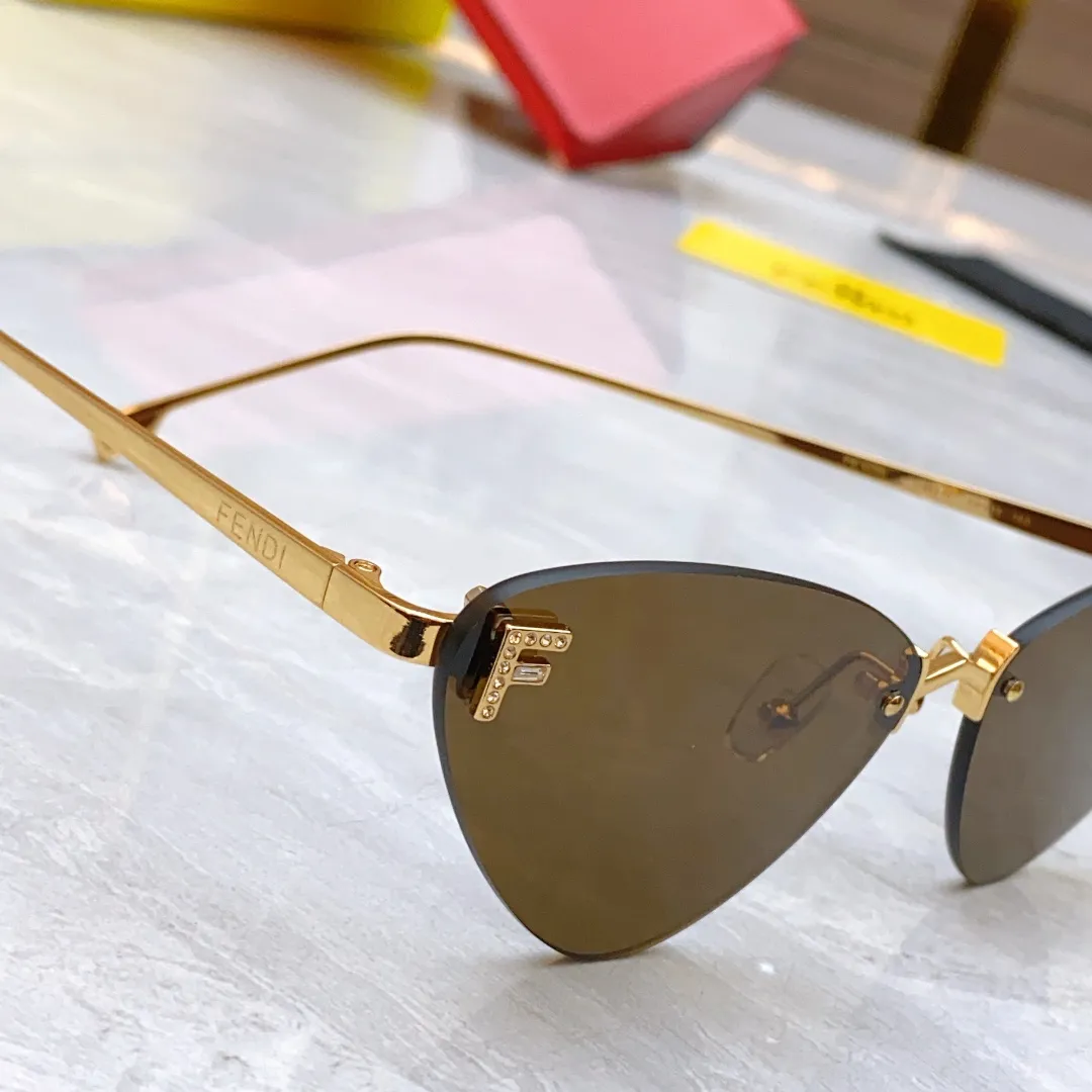 FENDI ゴールドリムグレーサングラスモデルFE4086 - 画像 (10)