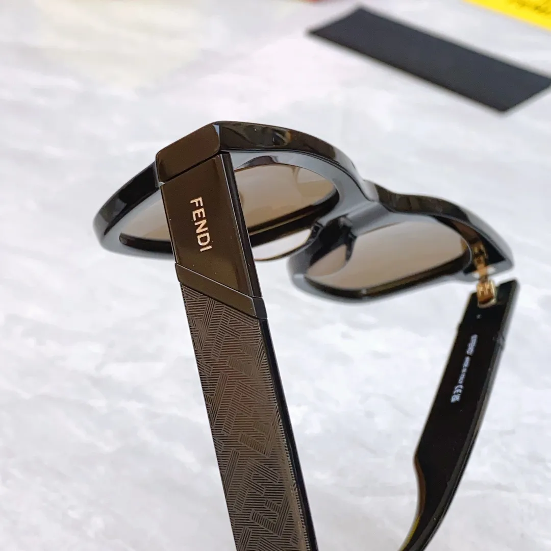 Fendi 新款サングラス ブラック FE40132I - 画像 (10)