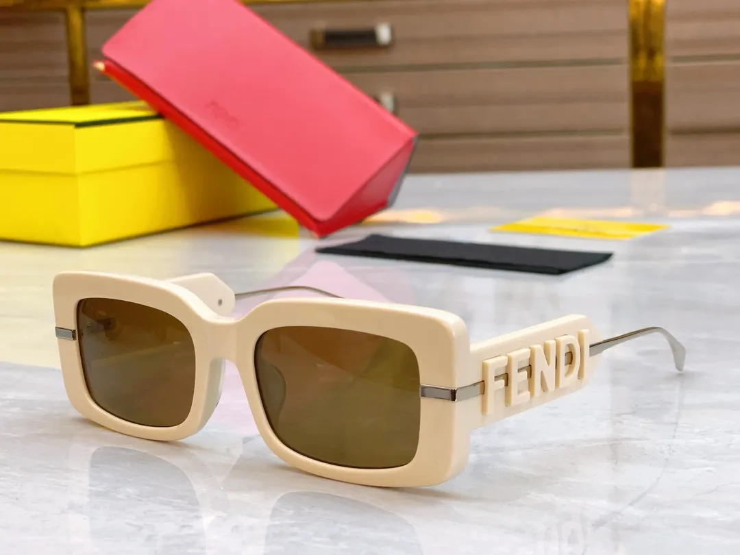 Fendi 新款サングラス ブラック FE40133I - 画像 (5)