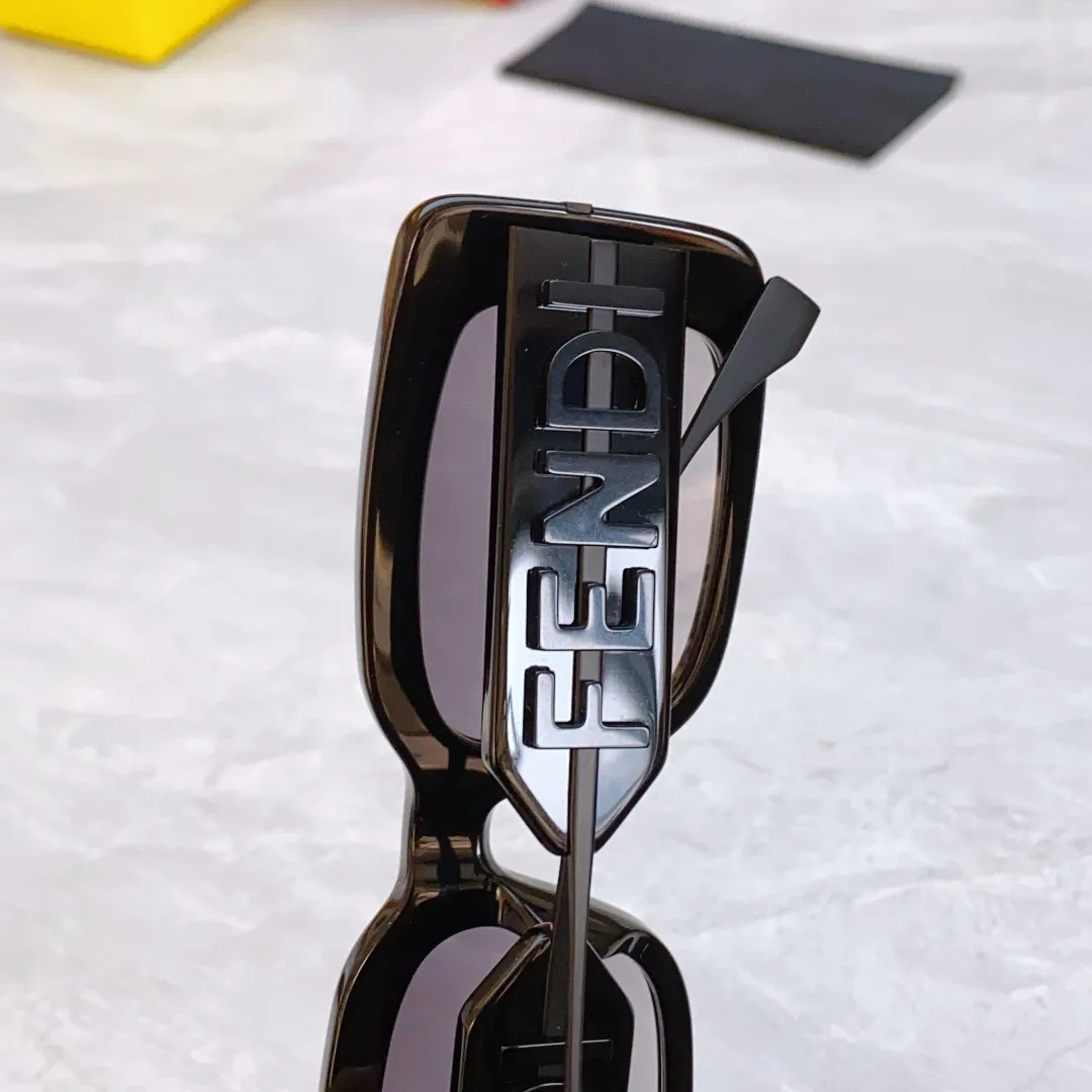 Fendi 新款サングラス ブラック FE40133I - 画像 (10)