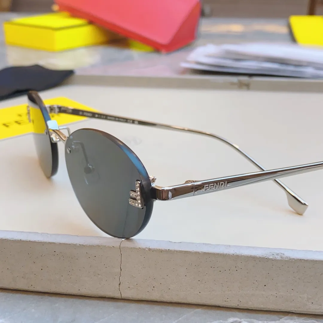 FENDI ゴールドラウンドサングラスFE4075US - 画像 (9)