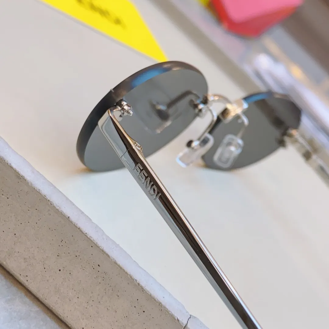 FENDI ゴールドラウンドサングラスFE4075US - 画像 (10)