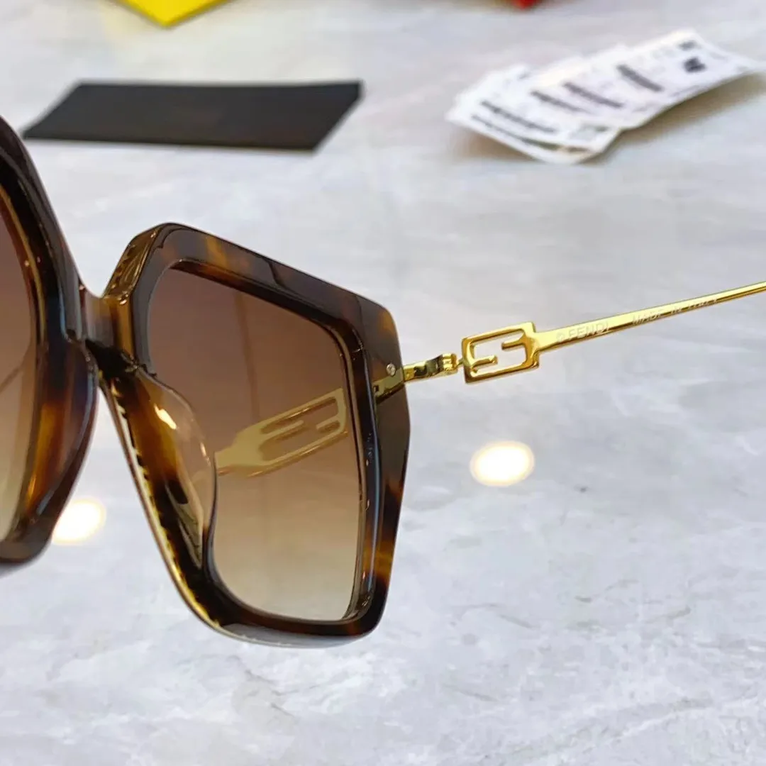 FENDI 新しいサングラス 黒色 スタイルFE40012U - 画像 (8)