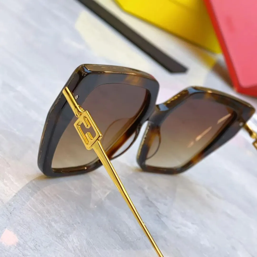 FENDI 新しいサングラス 黒色 スタイルFE40012U - 画像 (9)