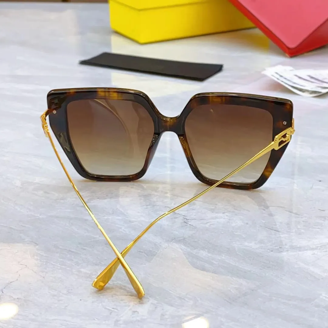 FENDI 新しいサングラス 黒色 スタイルFE40012U - 画像 (10)