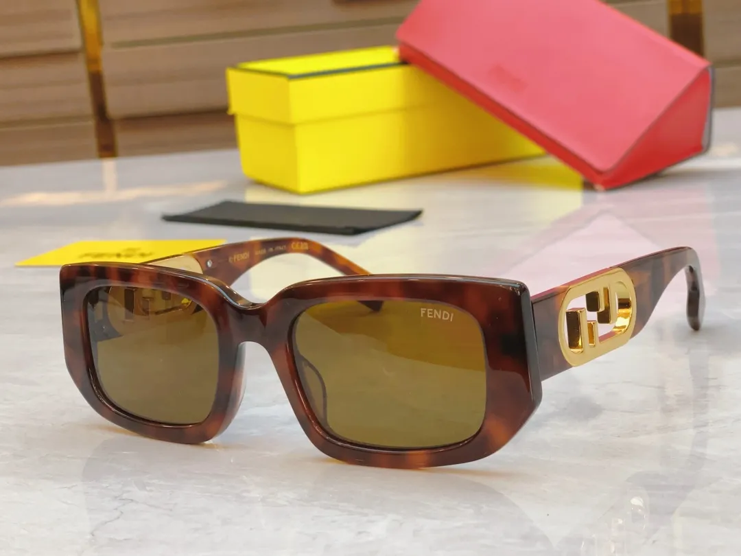 FENDI ブラックゴールド サングラス FE8362 - 画像 (3)