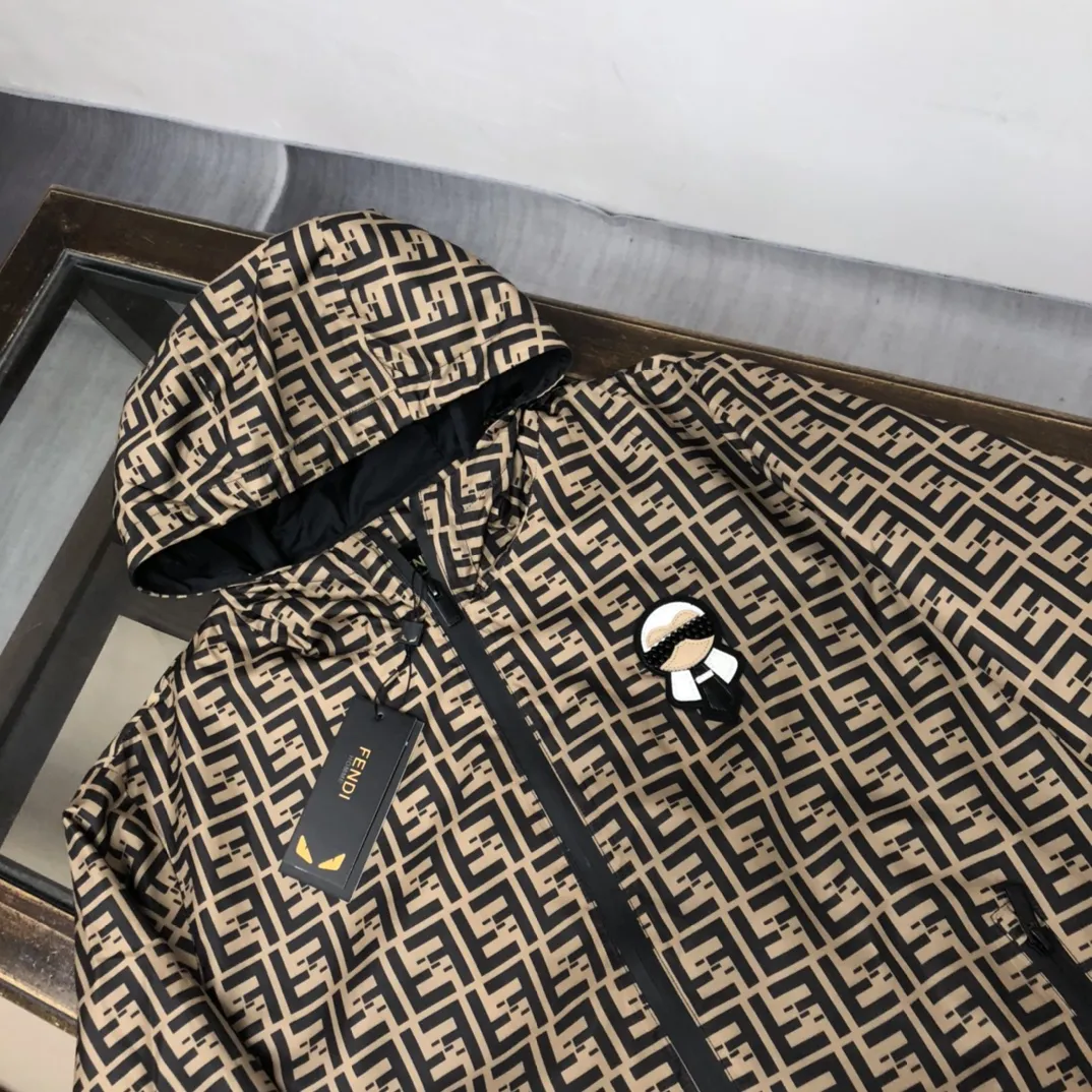 FENDI 2025早春の新作 カール・ラガーフェルドシリーズ フード付きジャケット ダークグレーブラウン - 画像 (4)