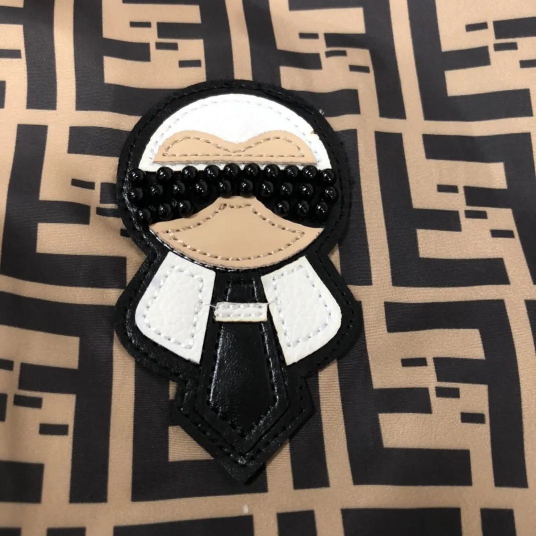 FENDI 2025早春の新作 カール・ラガーフェルドシリーズ フード付きジャケット ダークグレーブラウン - 画像 (5)