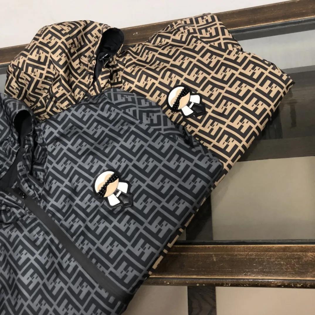 FENDI 2025春先の新作ダークグレーのフード付きジャケット - 画像 (3)