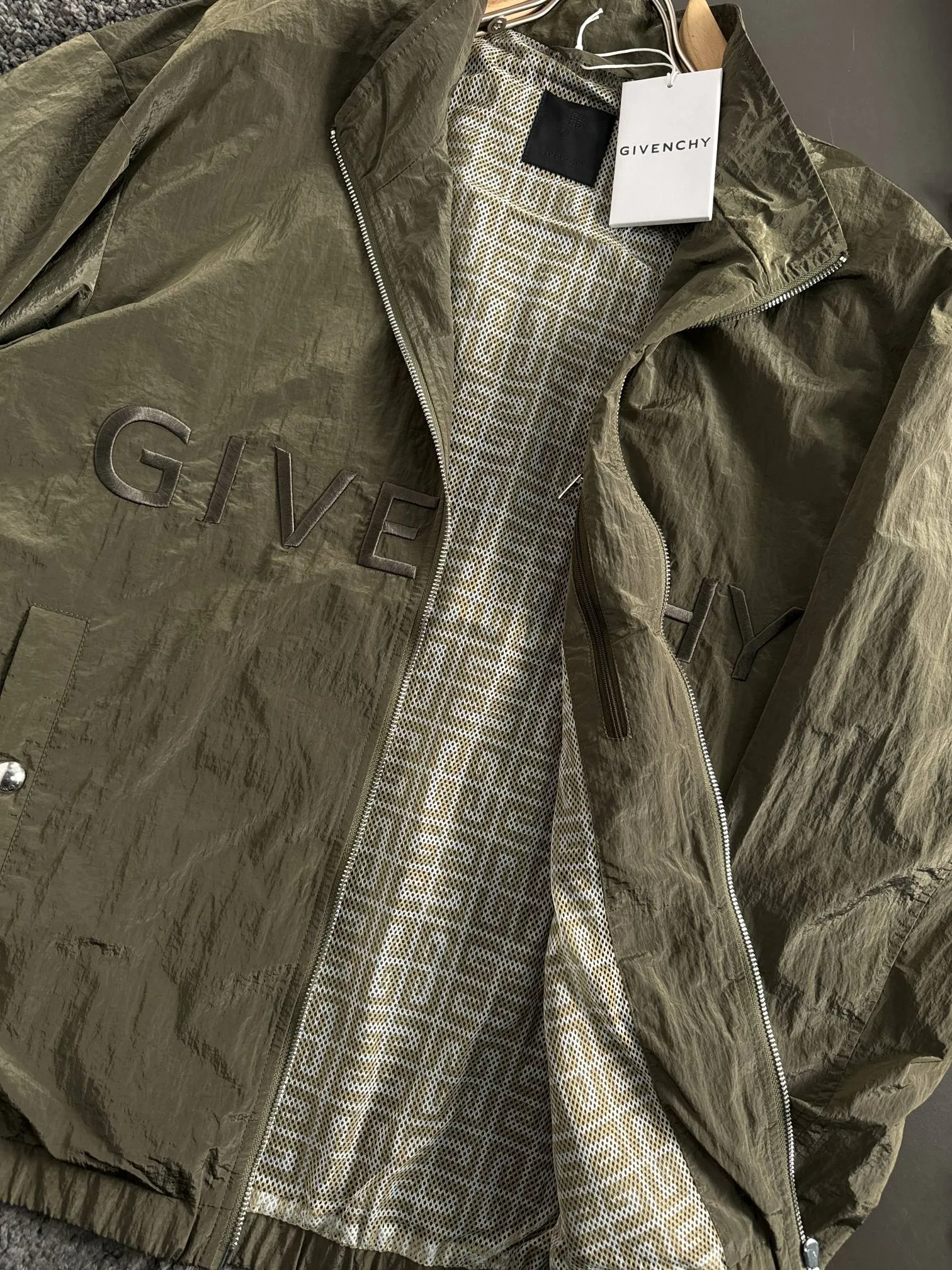 Givenchy 軍緑色クラシックジャケット ロゴ付き - 画像 (4)