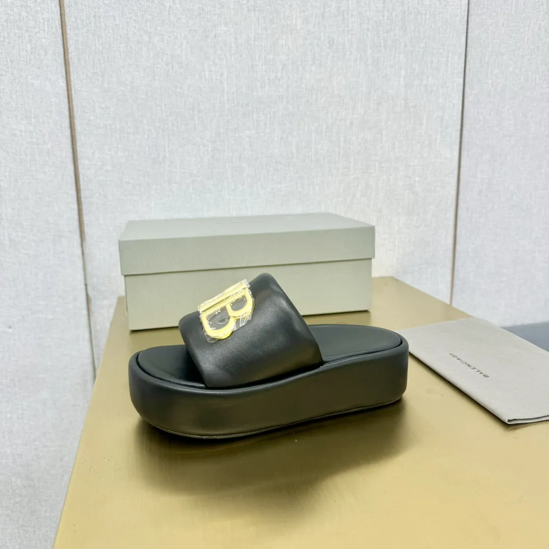 Balenciaga 2024新作厚いソールウェッジスリッパ黒