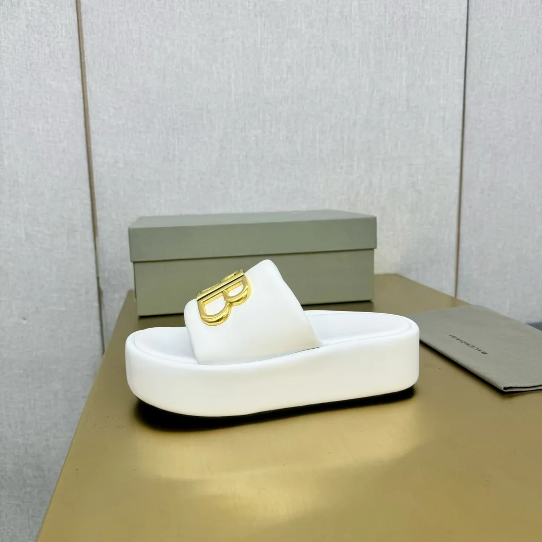 Balenciaga新作厚いソールウェッジスリッパ白