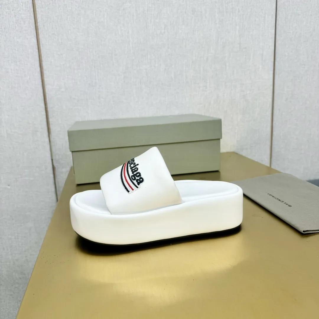Balenciaga新作厚底ウェッジスリッパ白