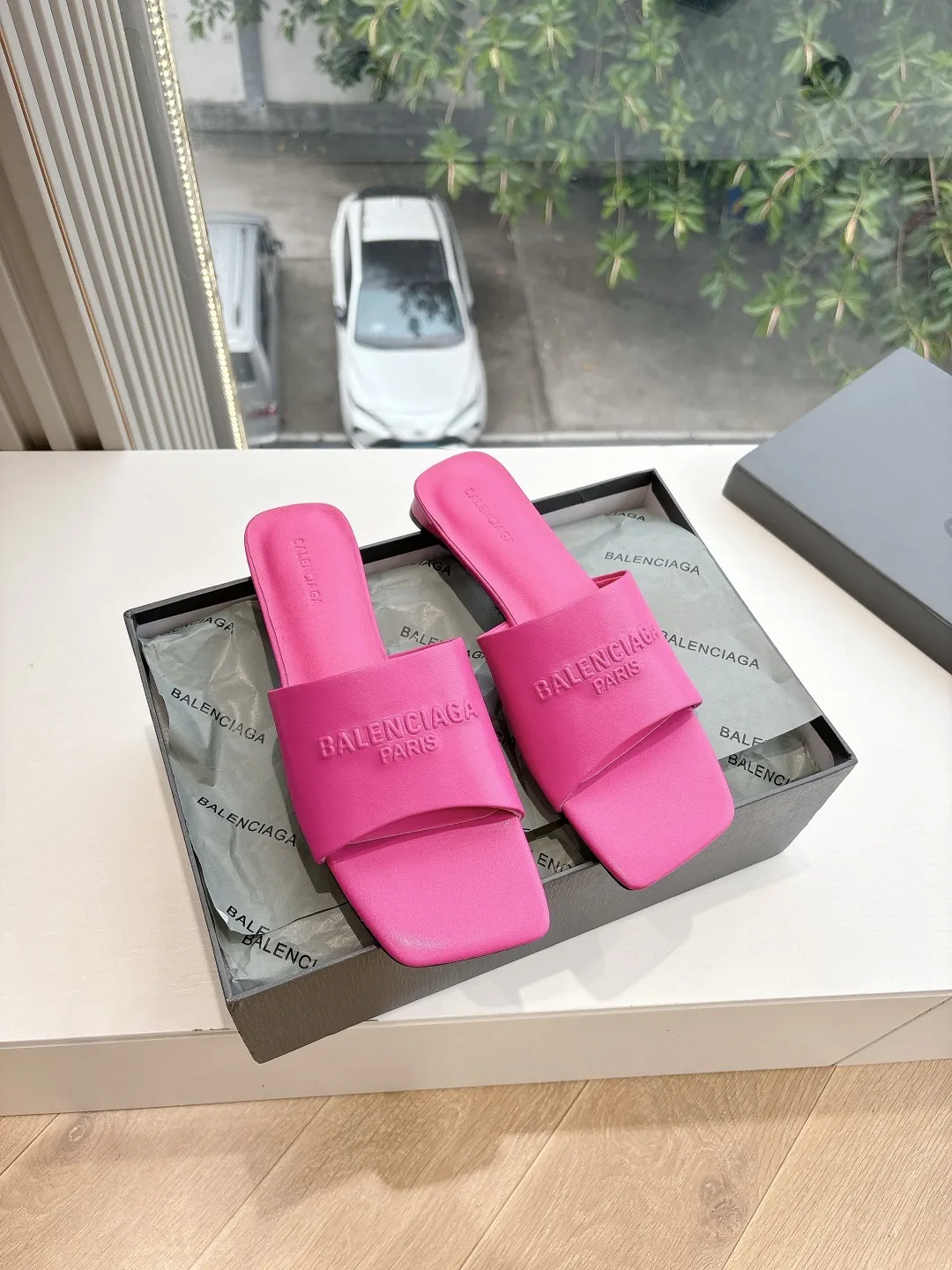 Balenciaga新作ピンクフラットスリッパリベットデザイン