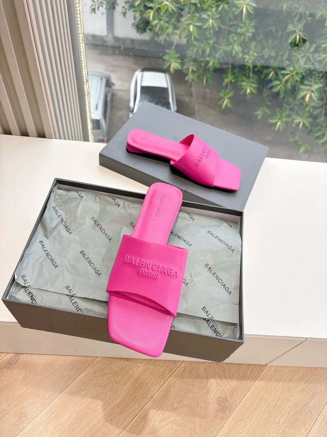 Balenciaga新作ピンクフラットスリッパリベットデザイン - 画像 (3)