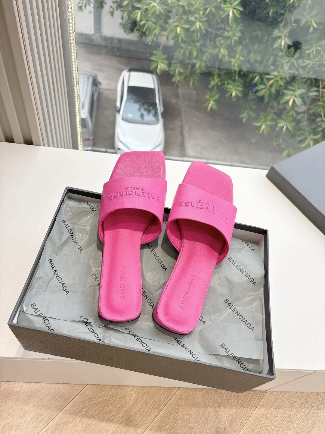 Balenciaga新作ピンクフラットスリッパリベットデザイン - 画像 (4)