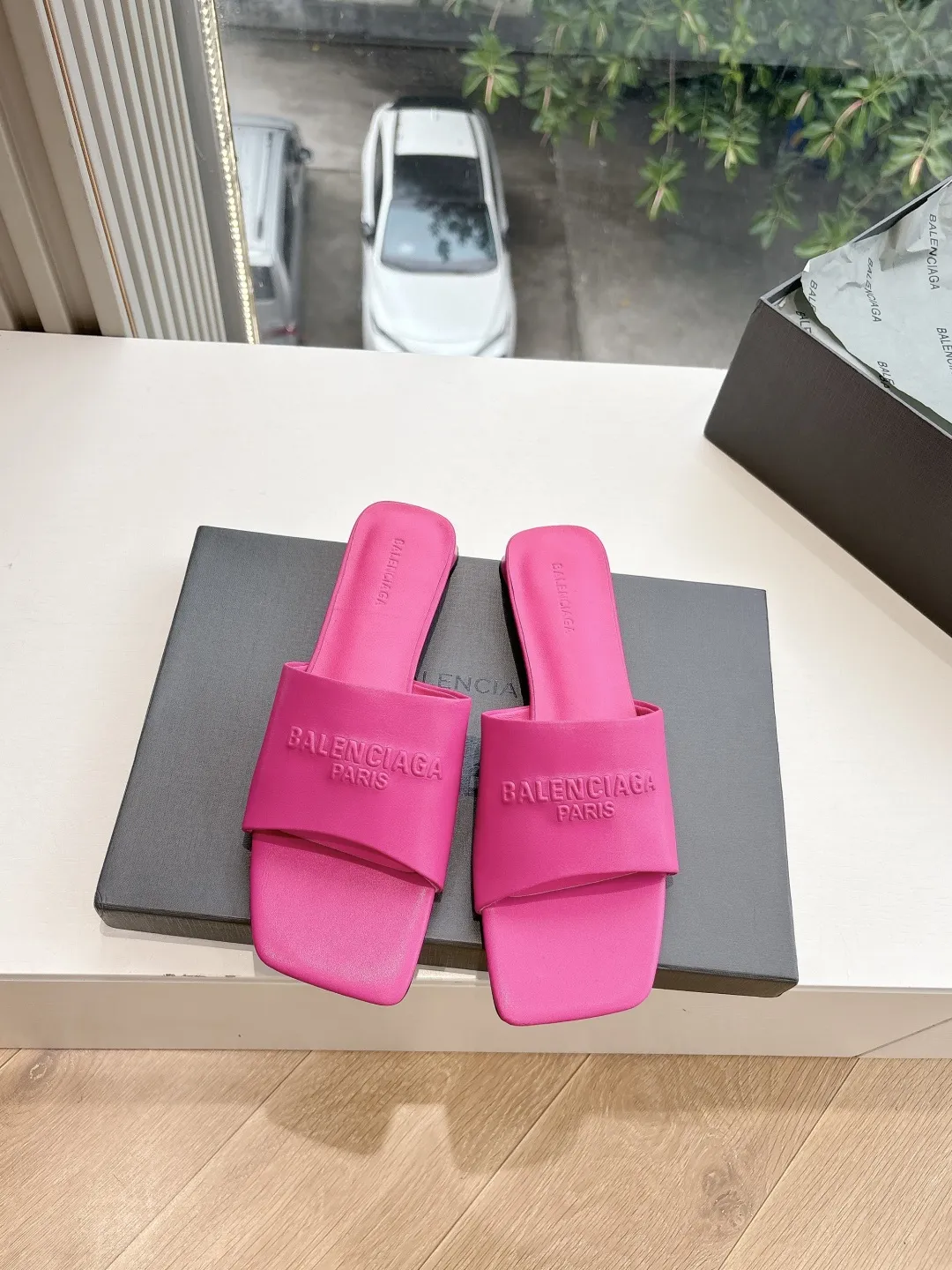 Balenciaga新作ピンクフラットスリッパリベットデザイン - 画像 (5)