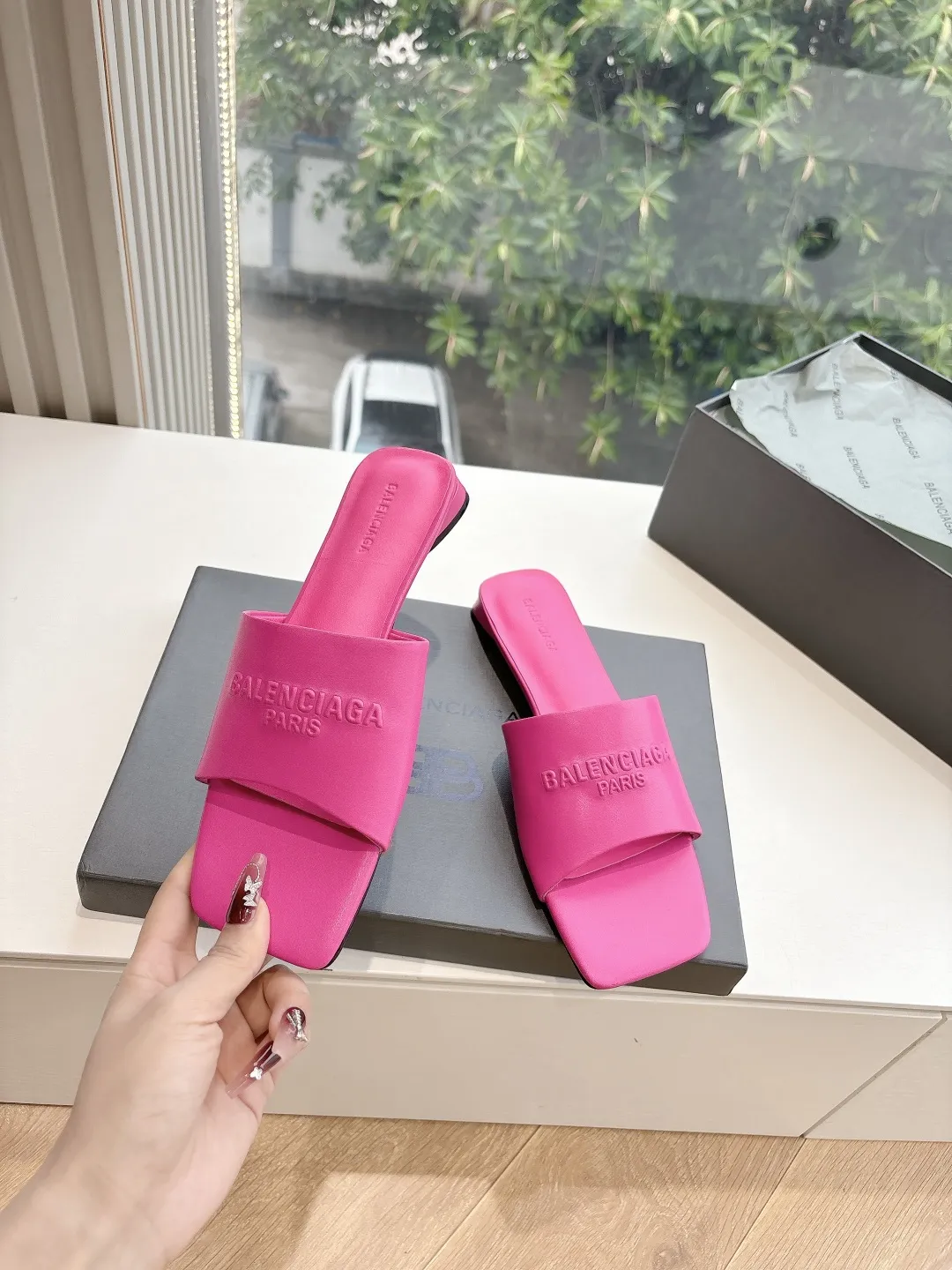 Balenciaga新作ピンクフラットスリッパリベットデザイン - 画像 (6)