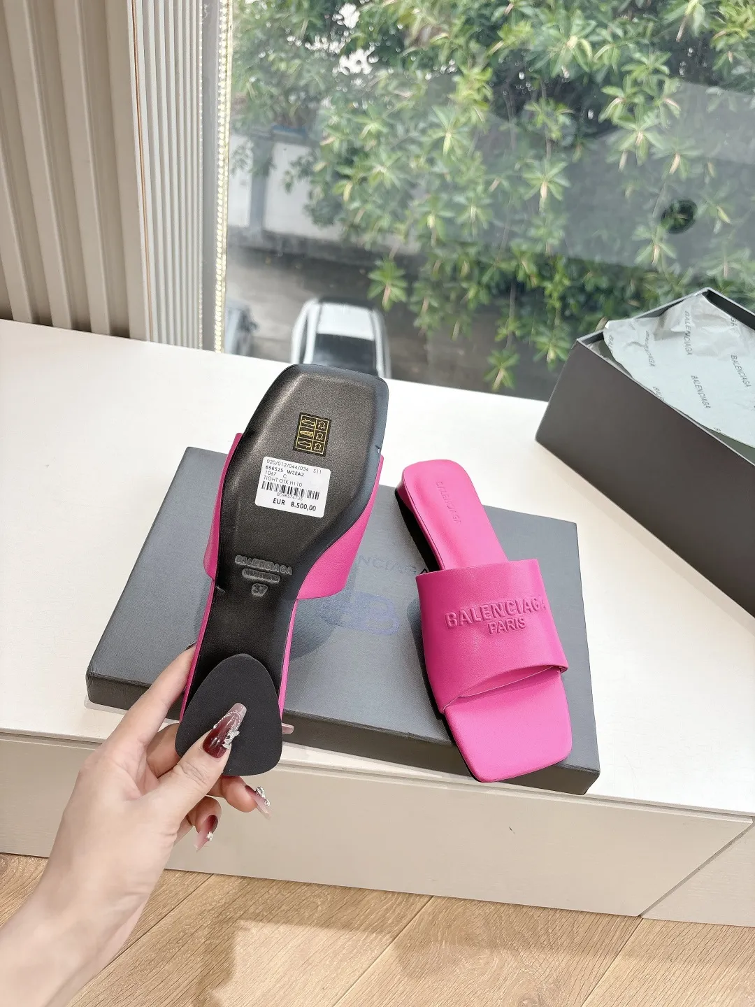 Balenciaga新作ピンクフラットスリッパリベットデザイン - 画像 (7)