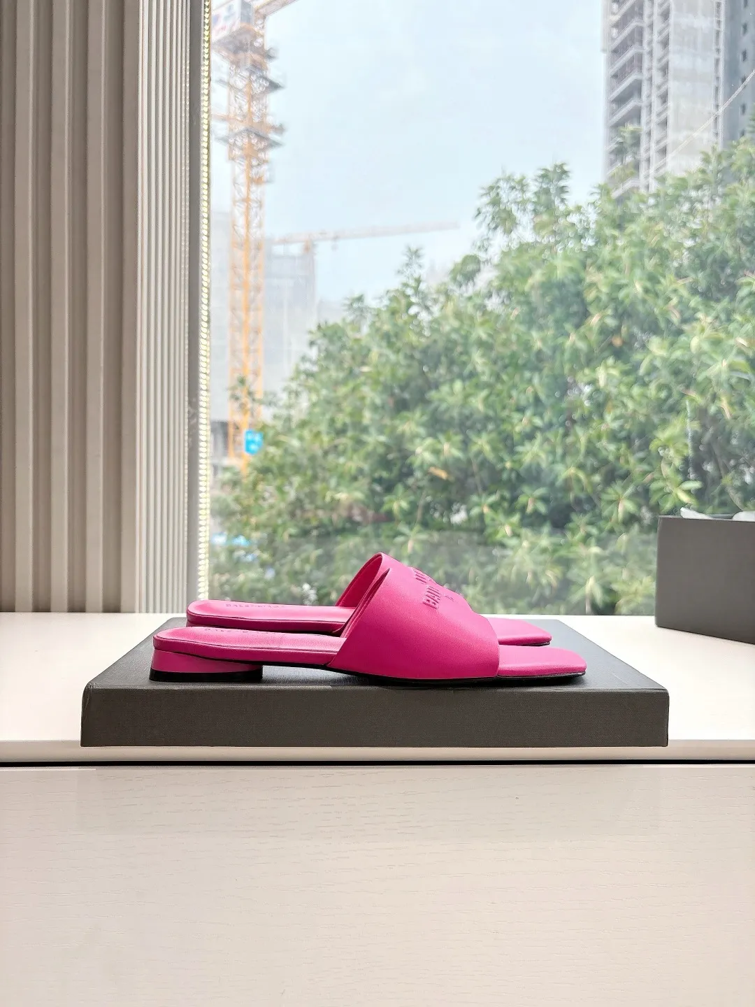 Balenciaga新作ピンクフラットスリッパリベットデザイン - 画像 (8)