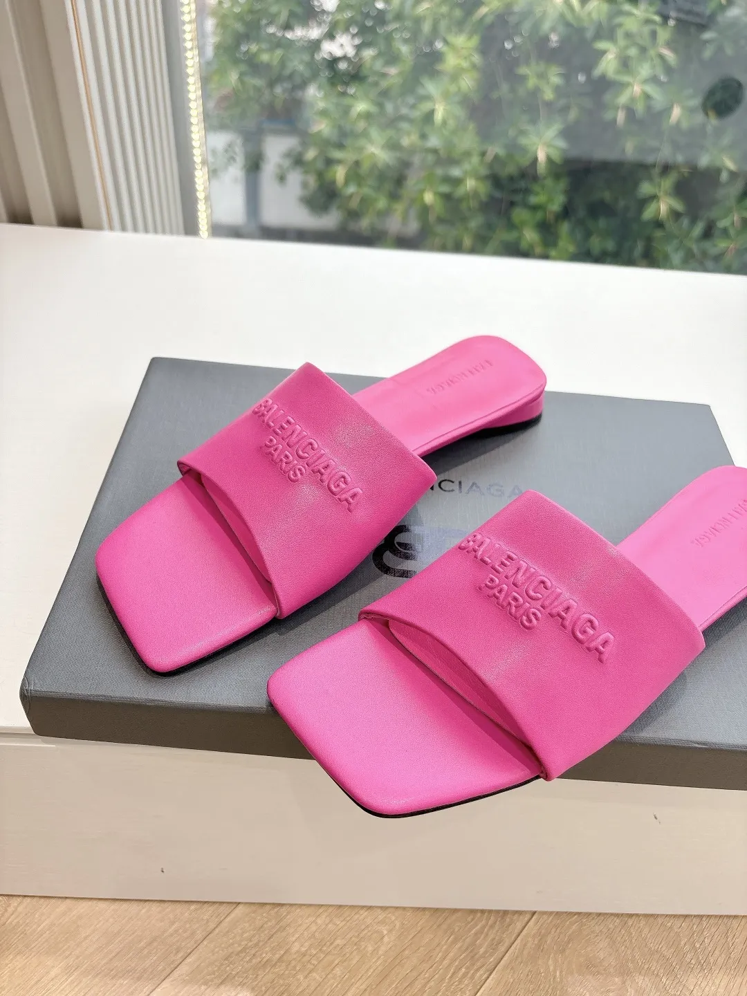 Balenciaga新作ピンクフラットスリッパリベットデザイン - 画像 (9)