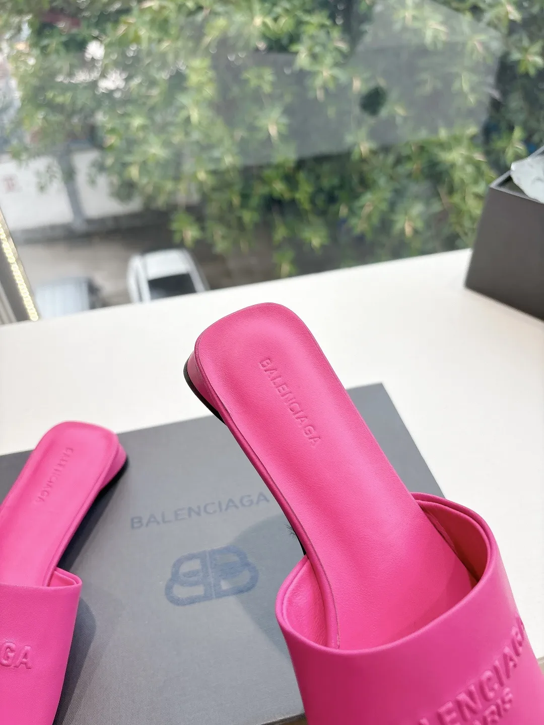 Balenciaga新作ピンクフラットスリッパリベットデザイン - 画像 (10)