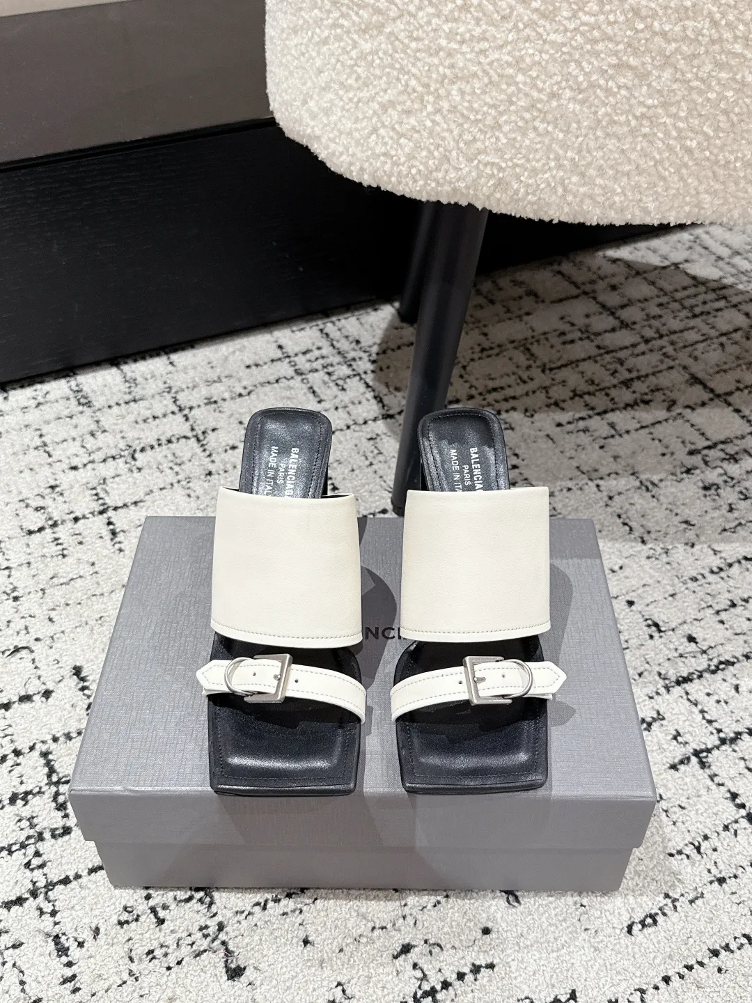 Balenciaga 白黒ハイヒールビーチサンダル新作