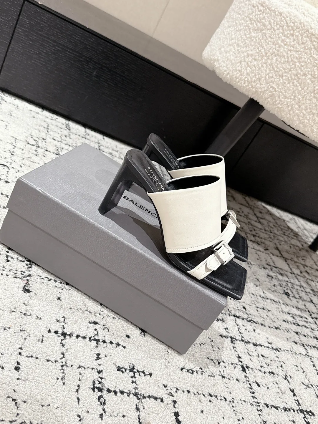 Balenciaga 白黒ハイヒールビーチサンダル新作 - 画像 (3)