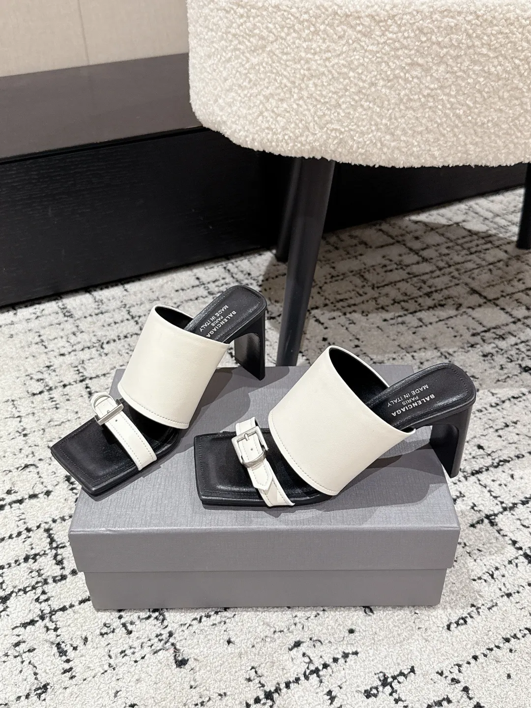 Balenciaga 白黒ハイヒールビーチサンダル新作 - 画像 (4)