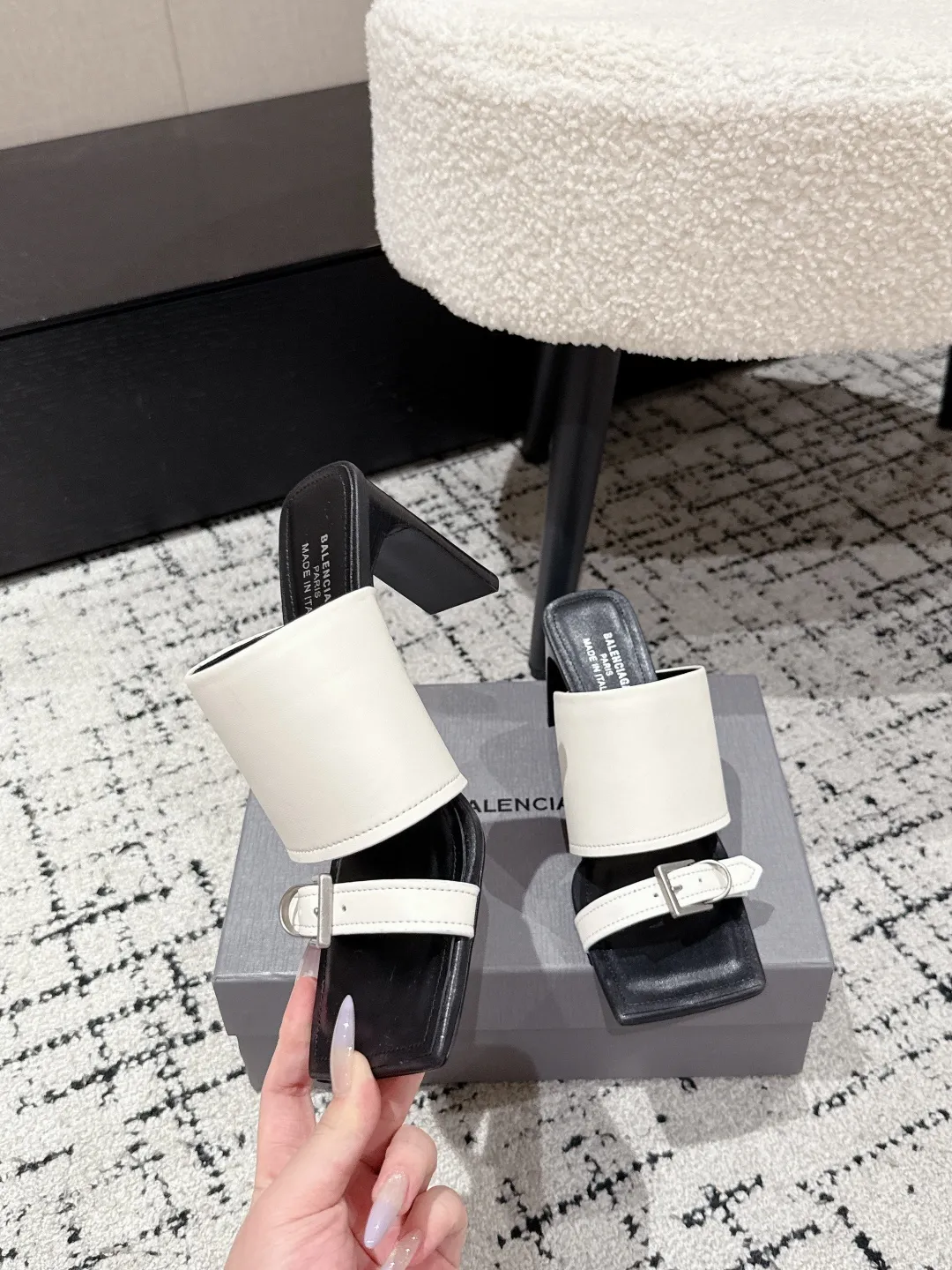 Balenciaga 白黒ハイヒールビーチサンダル新作 - 画像 (5)