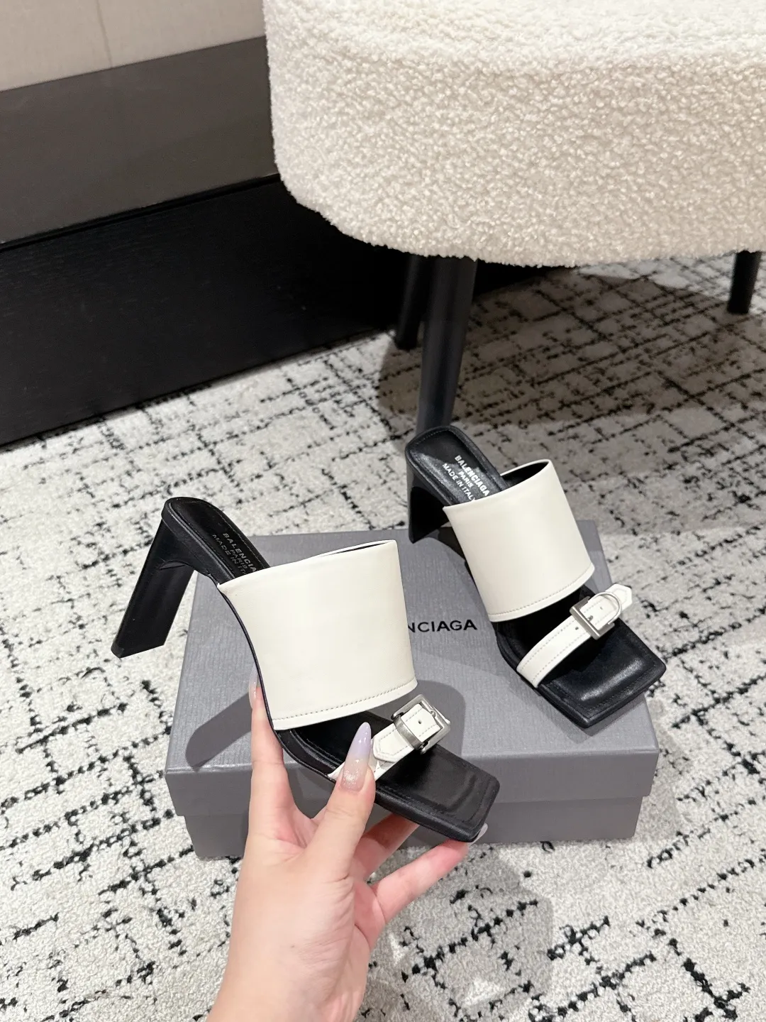 Balenciaga 白黒ハイヒールビーチサンダル新作 - 画像 (6)