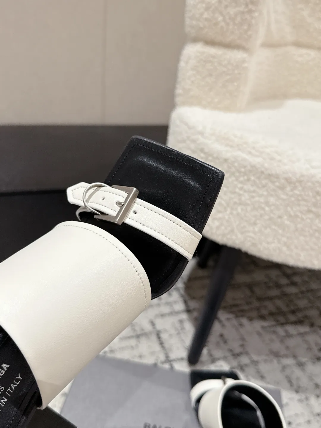 Balenciaga 白黒ハイヒールビーチサンダル新作 - 画像 (7)