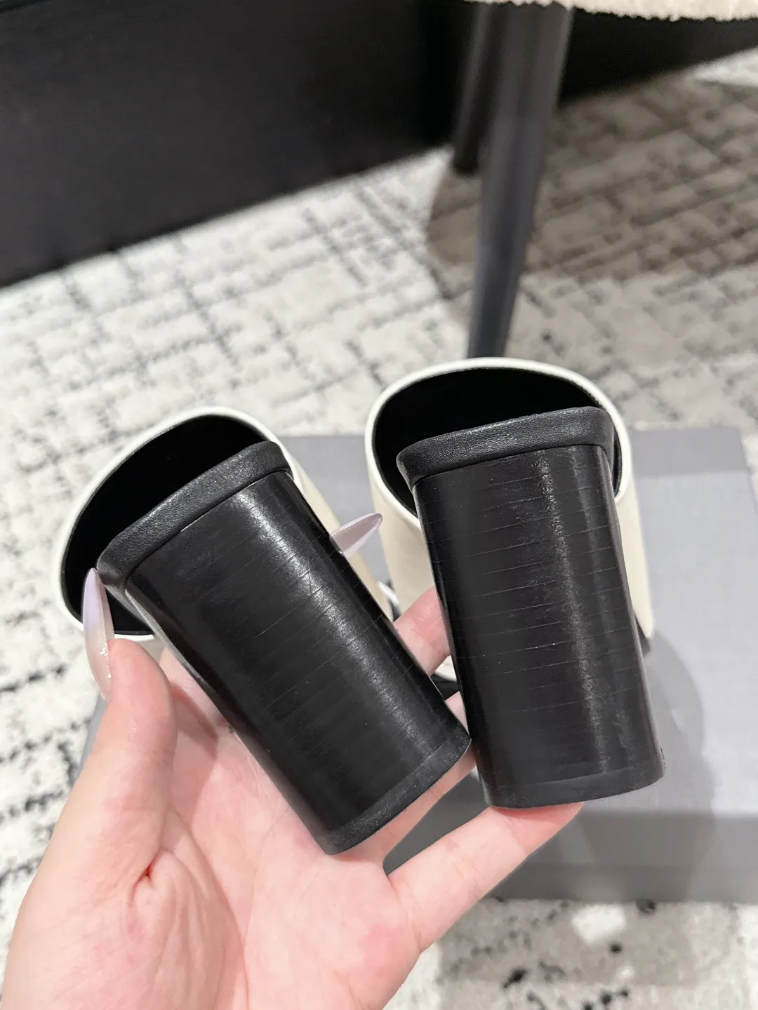 Balenciaga 白黒ハイヒールビーチサンダル新作 - 画像 (8)