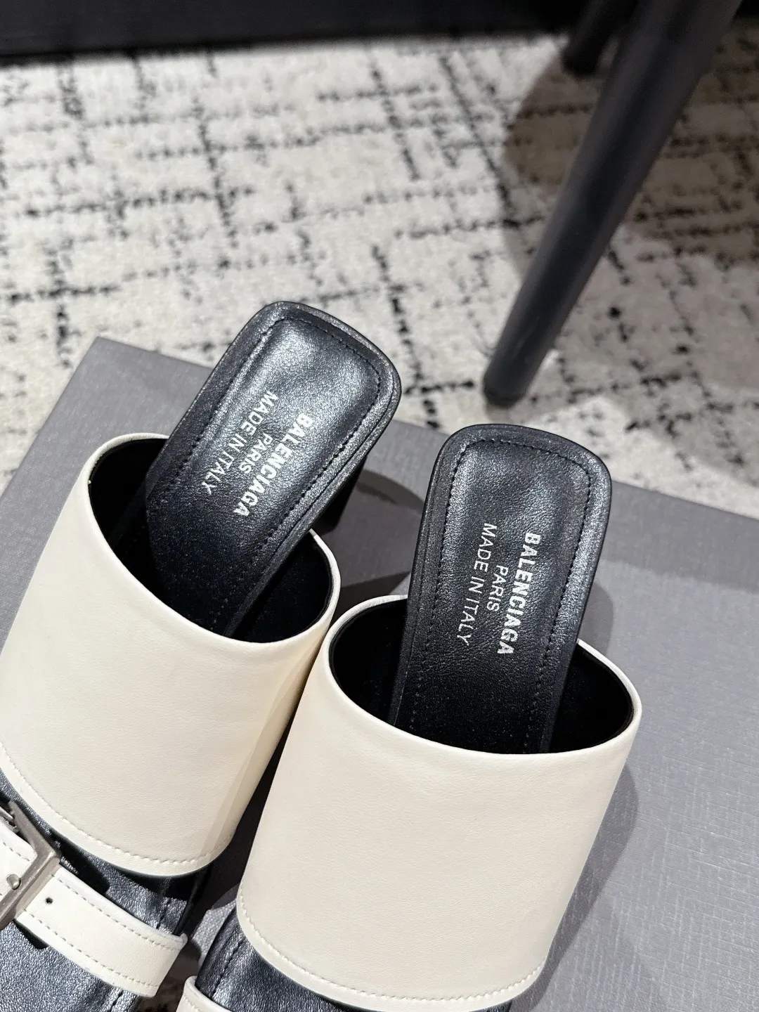 Balenciaga 白黒ハイヒールビーチサンダル新作 - 画像 (9)