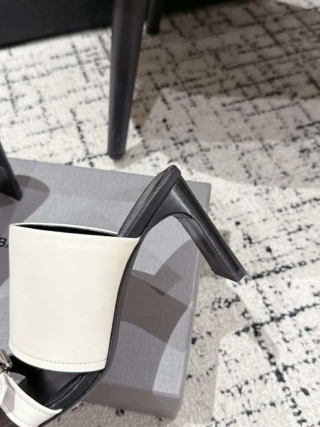 Balenciaga 白黒ハイヒールビーチサンダル新作 - 画像 (10)