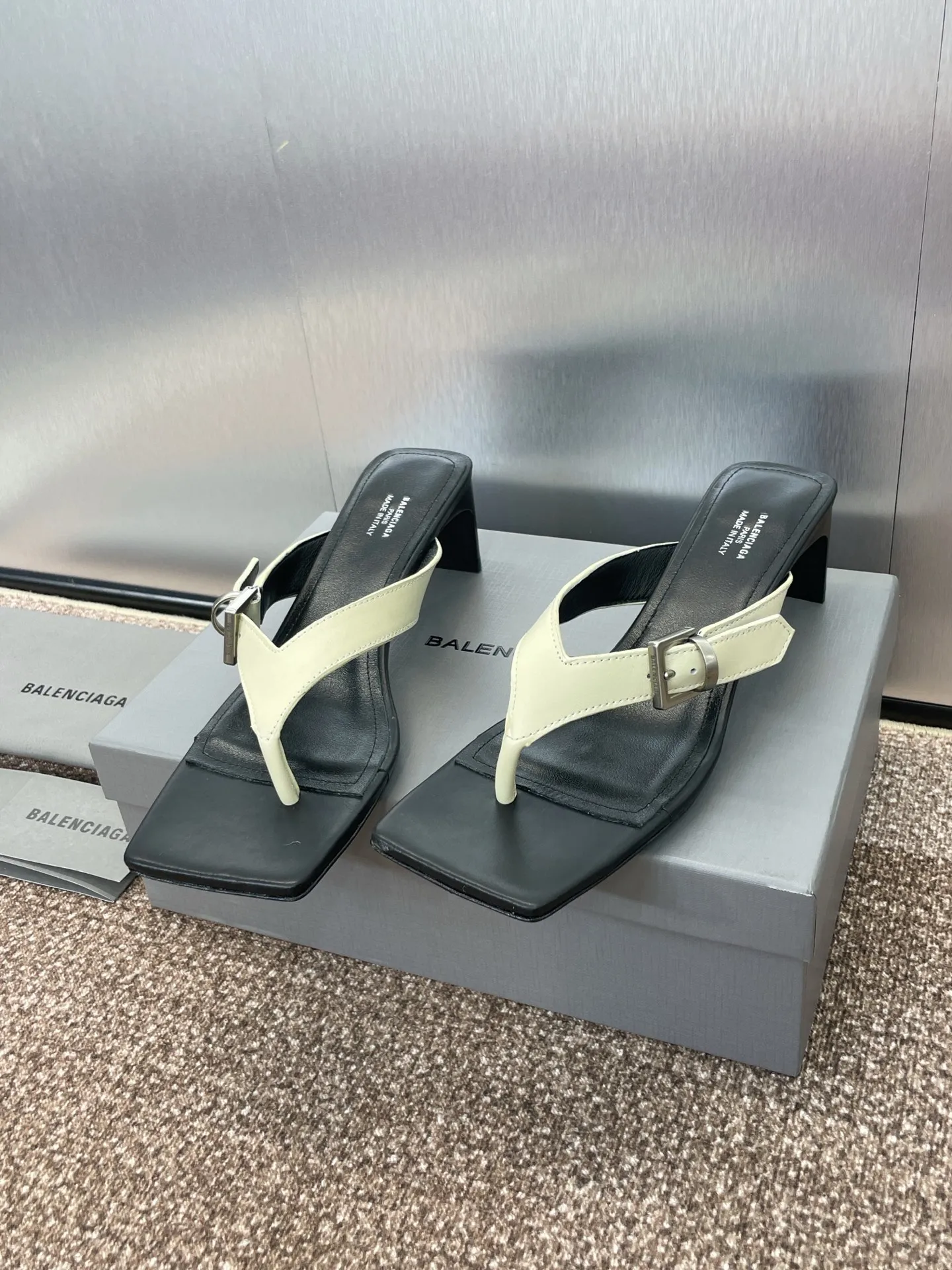 Balenciaga 2025春夏新作四角い頭ハイヒールビーチサンダル